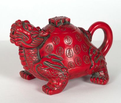 CHINE vers 1900 «Théière à tête de chien Fô» Laque rouge