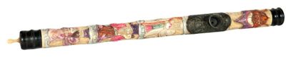 CHINE vers 1900 Pipe à opium en os richement décorée en polychromie et sculptée de...