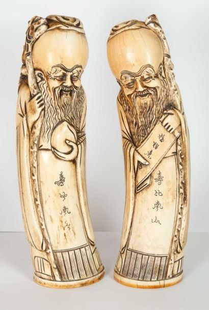 CHINE vers 1900 «Deux sages».
Ivoire sculpté et teinté.
Hauteur 31 cm