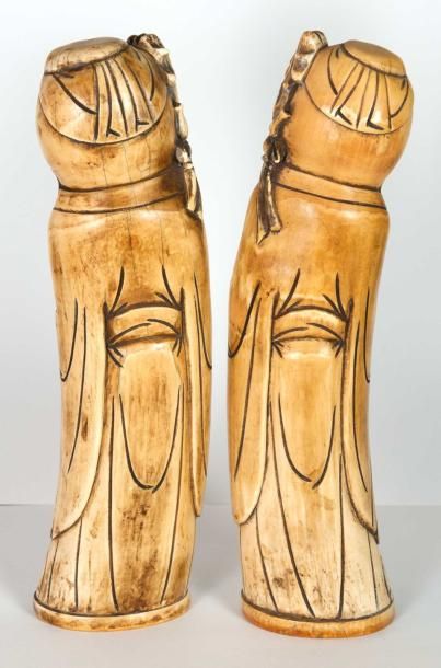 CHINE vers 1900 «Deux sages».
Ivoire sculpté et teinté.
Hauteur 31 cm