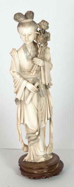 CHINE vers 1900 «Dame de qualité» Ivoire.
Hauteur: 23 cm