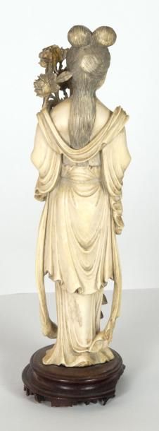 CHINE vers 1900 «Dame de qualité» Ivoire.
Hauteur: 23 cm