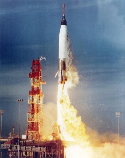 null Nasa. Lancement de la fusée Mercury Atlas (MA-2) avec à son bord une capsule...