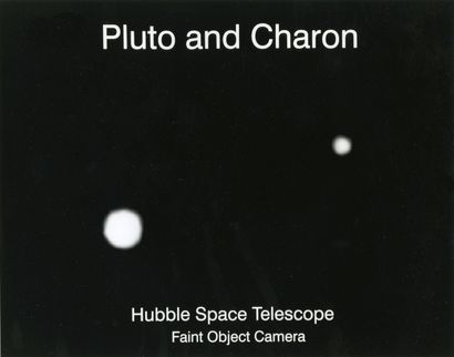 null Nasa. Observation de la planète Pluton la plus éloignée de la Terre et de son...