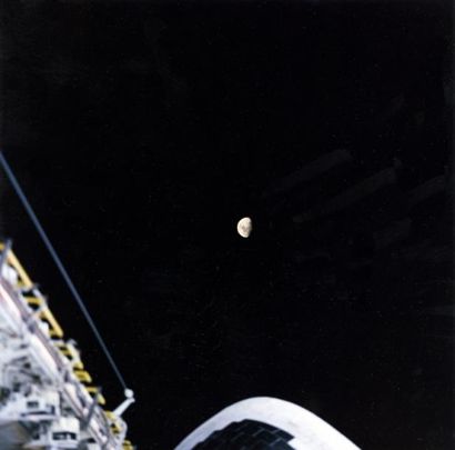 null NASA Lune gibeuse observée depuis la navette spatiale Endeavour (Mission STS-49)....