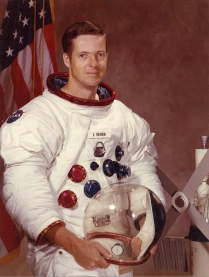 null Nasa. L'astronaute J. Kerwin pose en "grand" habit d'astronaute pour la traditionnelle...