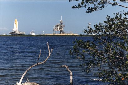null Nasa. Vue de la navette spatiale Atlantis (Mission STS-101) depuis les rives...