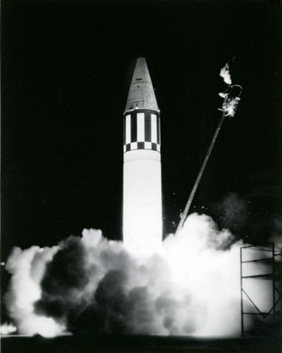 null Rare tir d'un missile "Jupiter" le 17 mai 1958. Nous sommes ici au début de...