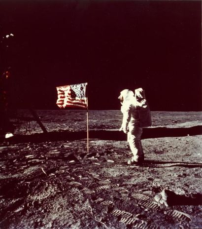 null Nasa. Mission Apollo 11. L'astronaute Buzz Aldrin salut le drapeau américain...