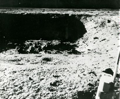 null Nasa. Mission Apollo 11. Vue d'un cratère lunaire à proximité du module lunaire...
