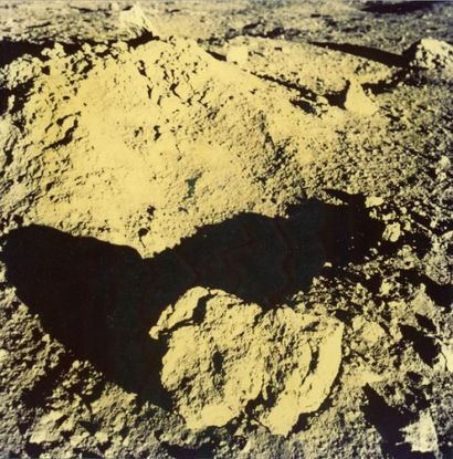 null Nasa. Mission Apollo 12. Observation d'un important rocher lunaire dans son...