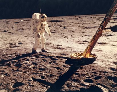 null Nasa. Mission Apollo 11. Buzz Aldrin devant le module lunaire "Eagle". Une des...