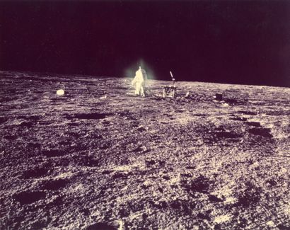 null Nasa. Mission Apollo 12. Rare image de l'astronaute Alan Bean évoluant sur le...