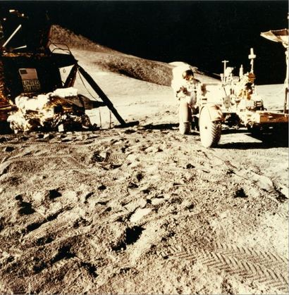 null Apollo 15, 1971. Vue du module lunaire et du rover lunaire. Au premier plan...