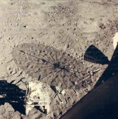 null Nasa. Mission Apollo 14. Vue du sol lunaire depuis le module lunaire montrant...