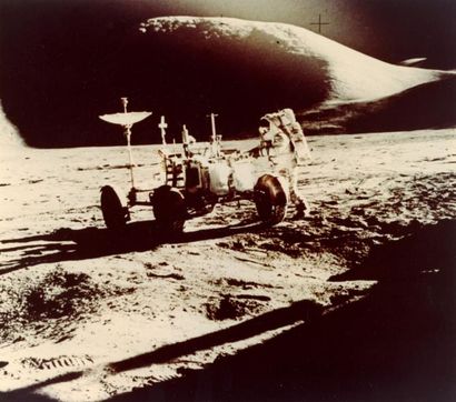 null Nasa. Apollo 15. James Irvin et le Rover devant le mont Hadley. Juillet 1971....