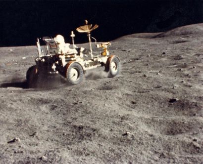 null Nasa. Mission Apollo 16. L'astronaute John W. Young réalise une spectaculaire...