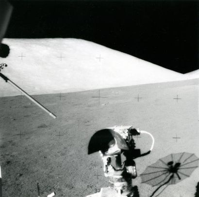 null Nasa. Apollo 17. Observation d'une colline lunaire depuis le Rover lunaire dont...