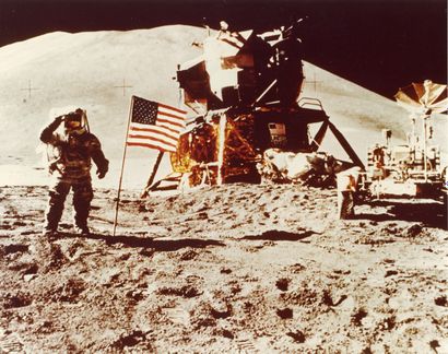null Nasa. Apollo 16. L'astronaute John Young salue le drapeau américain. Tirage...