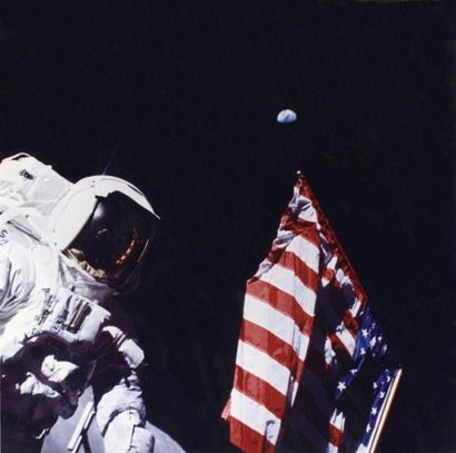 null Nasa. Apollo 17. L'astronaute Harrison Schmitt devant le drapeau américain planté...