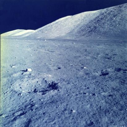 null Nasa. Mission Apollo 17. Observation du paysage lunaire lors de la première...