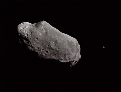 null Nasa. Rare et extraordinaire photographie de l'astéroïde Ida et de sa "mini"...