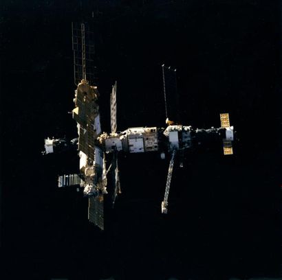 null Nasa. La station spatiale soviétique MIR vue depuis la navette spatiale Atlantis...