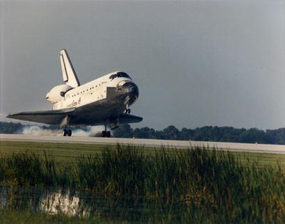 null Nasa. Atterrissage le 22 juillet 1995 de la navette spatiale Discovery après...