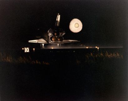null Aterrissage de nuit de la navette spatiale Endeavour le 20 janvier 1996 ponctuant...