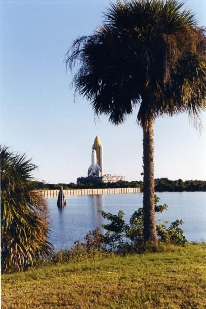 null Nasa. La navette spatiale Endeavour en préparation pour la mission STS-97 apparaît...