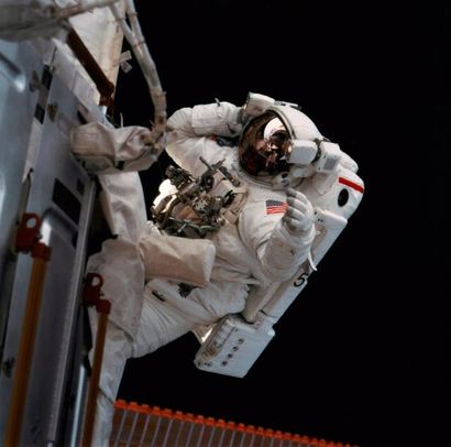 null Nasa. L'astronaute Joseph R. Tanner participe à une sortie extra-véhiculaire...