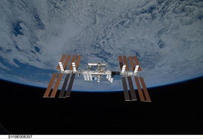 null Nasa. Impressionnante vue de la station spatiale internationale flottant au...