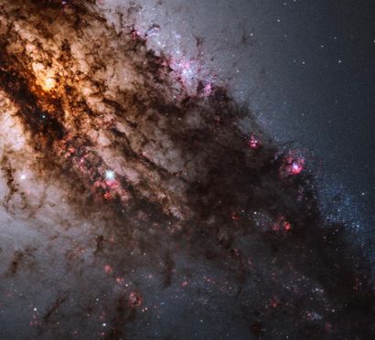 null Nasa. GRAND FORMAT. La galaxie elliptique géante NGC5128 est caractérisée par...