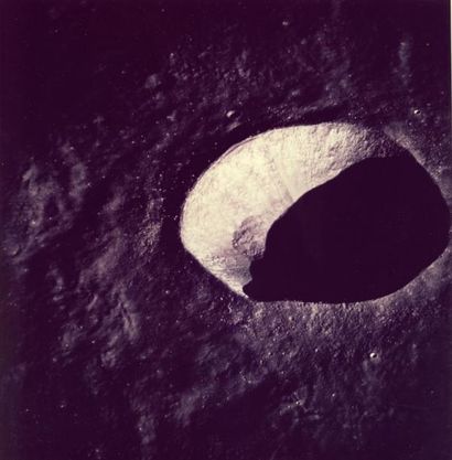 null Nasa. Apollo 10. Vue du cratère Schmidt situé à l'ouest de la Mer de la Tranquilité...