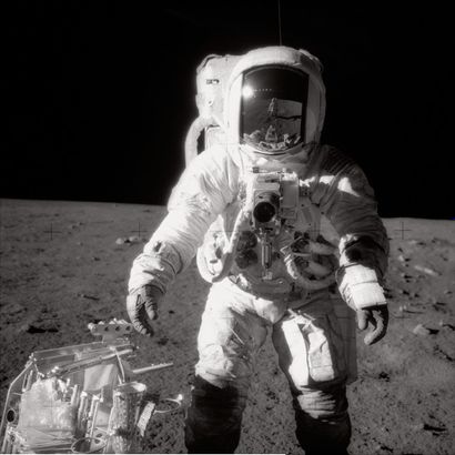 null Nasa. L'astronaute Alan L. Bean debout sur le sol lunaire pendant une sortie...