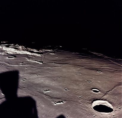null Nasa. Vue de la surface lunaire depuis le module de commande de la mission Apollo...