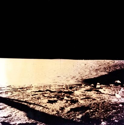 null Nasa. Apollo 12. Observation d'un cratère lunaire. Décembre 1969. Tirage chromogénique...
