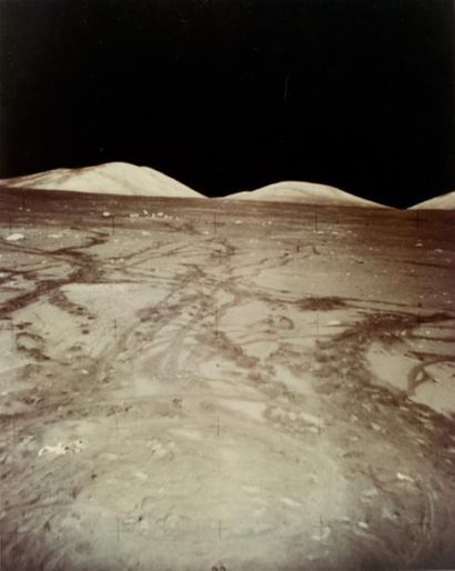 null Mission Apollo. Horizon lunaire présentant au loin des collines lumineuses qui...