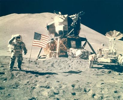 null Nasa. Apollo 15. James Irwin salut le drapeau américain. Le module lunaire Falcon...