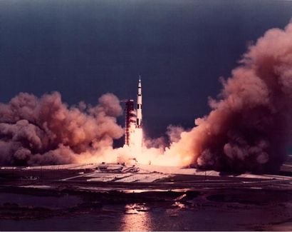 null Nasa. Magnifique panoramique du tir de la fusée Saturne V le 16 avril 1972 emportant...