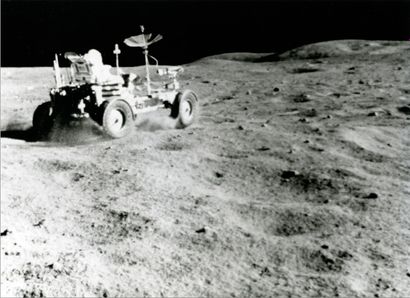 null Nasa. Apollo 16. Célèbre photographie d'une accélération spectaculaire du rover...