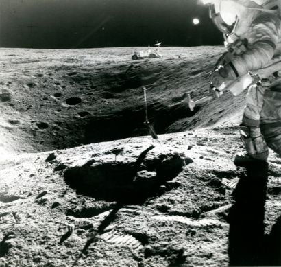 null Nasa. Apollo 16. L'astronaute John W. Young collecte des échantillons au sommet...