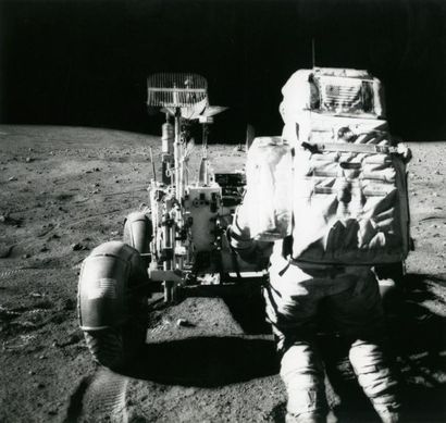 null Nasa. Apollo 16. Vue extra-véhiculaire. L'astronaute John W. Young, commandant...