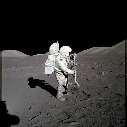 null Nasa. L'astronaute Harrison H. Schmitt collecte des échantillons de sol lunaire...