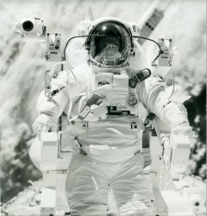 null Navette spatiale Challenger. L'astronaut Robert L. Stewart apparaît quelques...