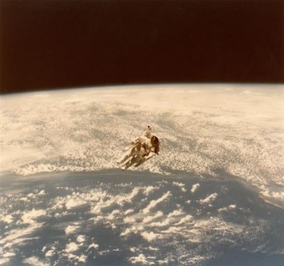 null Nasa. L'astronaute Robert L. Stewart planant au dessus de la Terre pendant le...