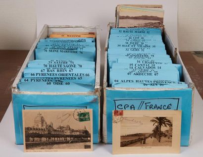 France Deux boites contenant des cartes postales anciennes classées par départem...