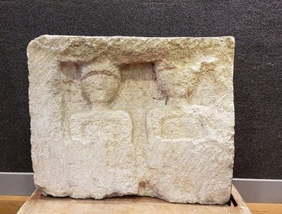 null 
Stele probablement funeraire à deux personnages en bas relief

Calcaire blanc

52...