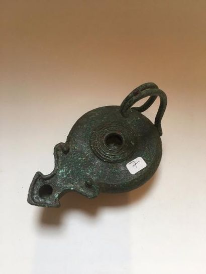 null Lampe à huile hellénistique Bronze. Circa IV-Iers av J. C.
L:16cm