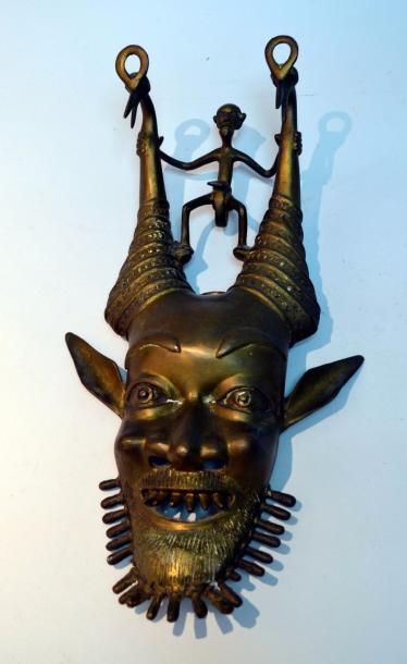 null Masque de diable barbu?

Bronze ou Laiton 40 cm?

Afrique Période moderne